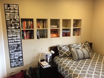 Room with private BA in a beautiful 5BR house, 8min from campus center 2