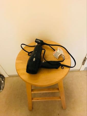move out sell. Very new Chair, lamps, hair dryer, rice cooker! 2