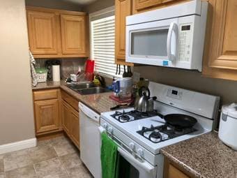 $2700 / 2br - 1101ft2 - Fully Furbished, Prime Location 2 Bedrooms 3