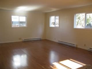 One bedroom with a Private Bath near CalAve Caltrain Station 3