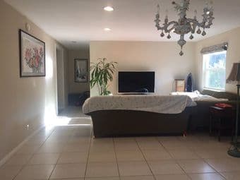 1 Private Suite, 4 miles from Stanford 2