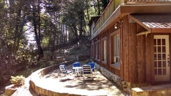 Gorgeous 900 sqft Private Unit in Redwoods! 2