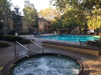 Tasteful,10 min bike from Stanford, dog friendly apartment 2