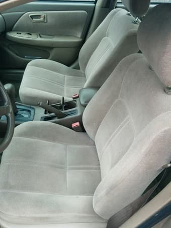 1999 Toyota Camry LE, clean title, good condition 3