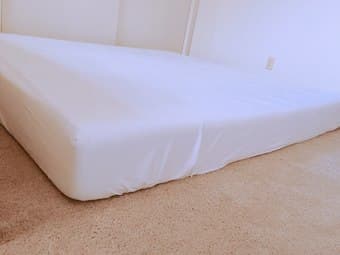 Mattress (king size×1)+ sheets+two pillows 2