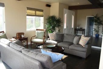 ROOMS AVAILABLE, FLEXIBLE STAY, AWESOME HOUSE UP IN THE HILLS 1
