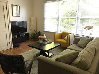 Female roommate, furnished 2B/2B, close to campus, March 01 1