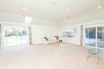 Come visit - open bedroom in large shared house 3