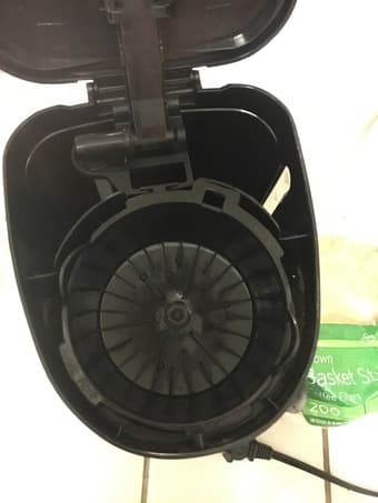 5-cups Coffee maker with coffe filters. 2