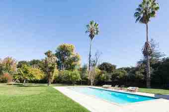 Large sunny room on huge estate, has swimming pool 2