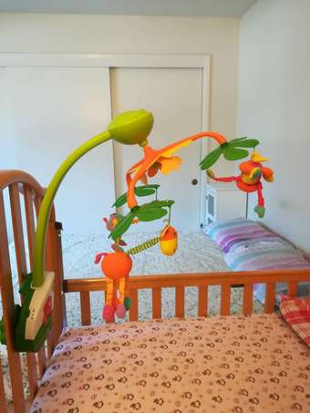Baby stuff---Simmons Crib with mattress, crib mobile 3