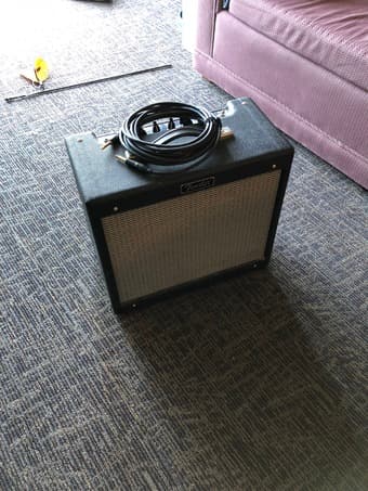 Guitar: Fender Stratocaster + Tube Amp + Case 2