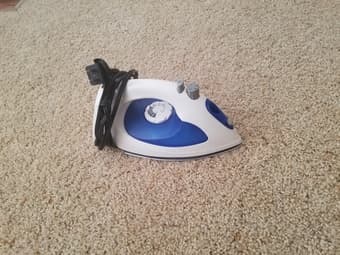 Steam iron only for 5$ 1