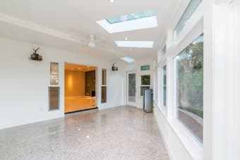 Beautiful house, spacious room with young professionals in Palo Alto f 1