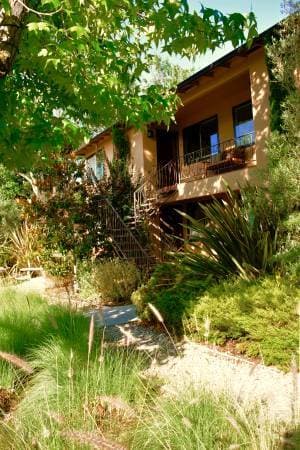 2br - Classic apartment on tree lined street in great location 1