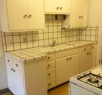 2br - Classic apartment on tree lined street in great location 3