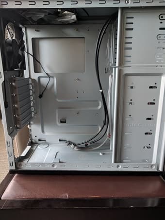Antec Three Hundred case + 7x USB 3.0 front IO + SSD mounts 1
