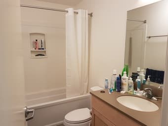 SUBLET: Room in 2-bedroom apartment in on-campus building for 3 weeks 3