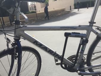 Marin hybrid bike with big kryptonite lock 3
