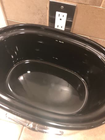 Slow cooker -- like new 3