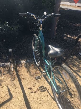 Great condition female bike with basket, lock, iPhone mount, & light! 2