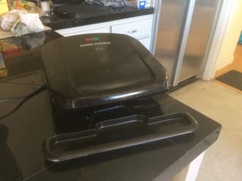 Moving out sale - TV, outdoor table/chairs, sandwich grill, small lamp 3