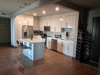 Large Master Bedroom, En Suite Bathroom - Redwood City 3