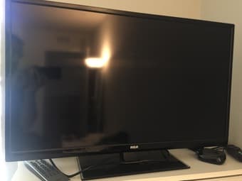 32” RCA & Roku 3 bundle 1