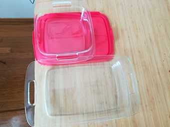 2 Pyrex casserole dish with lid- vey good condition 1