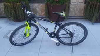 29'' Genesis Mens bike with lights and helmet 1
