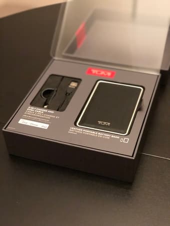 TUMI Portable Battery Bank (8000mAh) 1