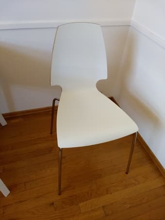 beautiful bamboo table and 2 matching chairs 3