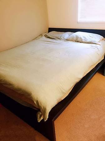 Bed frame and box Queen size: for FREE (mountain view) 1