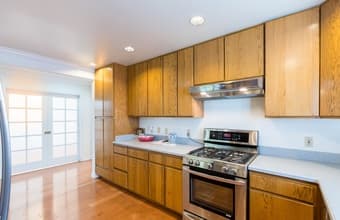Fantastic housing with great roommates - the bomb dot com! 2