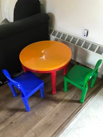 Kids table+2 chairs 2