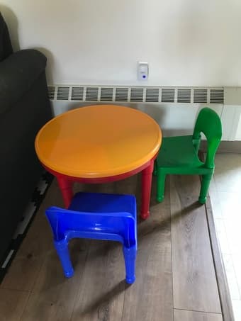 Kids table+2 chairs 3