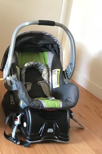 Car seat+ Apple earphones 1