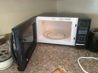 Emerson 1000W microwave 2