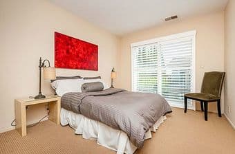 Room available in downtown Redwood City, starting mid-September 2