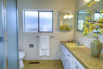 House that is perfect for a professional, grad student, or fellow 3