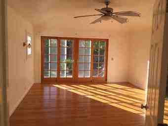 Offering a cozy sunny bedroom in large shared house 1