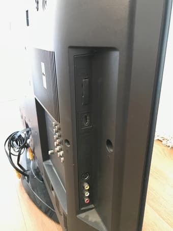 Sony Bravia (32") TV 1
