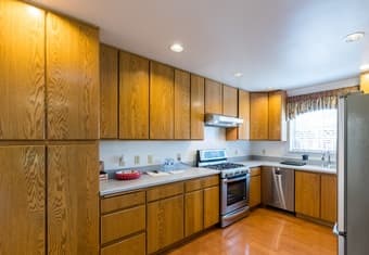 House that is perfect for a professional, grad student, or fellow! 2