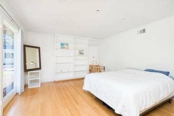Large sunny room on beautiful 1 acre estate, has swimming pool 3