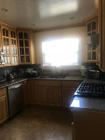 Unfurnished Room (177 sq ft) in 5 Bdrm House 2