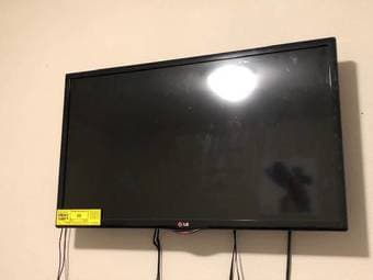32" LG TV (w/ChromeCast) 2