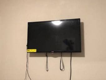 32" LG TV (with ChromeCast) 1