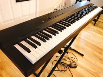 Casio Privia PX160BK 88-key digital piano with a double-X stand 3