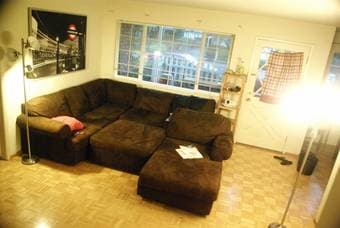 Large master bedroom walking distance to stanford 2