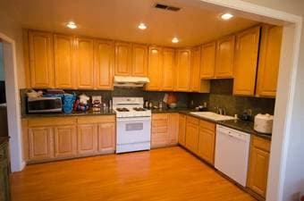 Unfurnished room in a furnished 5BR/3.5BA just off of Oregon and Alma 2